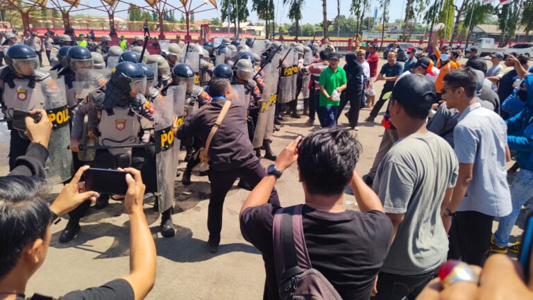 Polres Indramayu Menggelar Simulasi Penanganan Kontijensi Pemilu 2024 Dengan Water Cannon