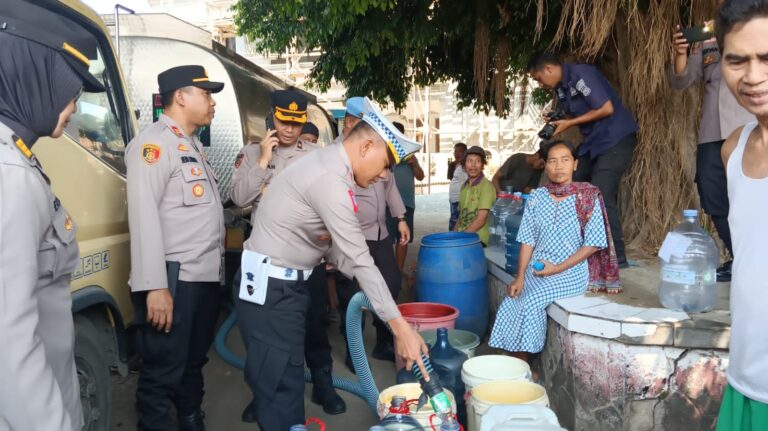 Jelang Hari Lalu Lintas Bhayangkara Ke-68, Satlantas Polres Majalengka Gelar Baksos Pembagian Air Bersih di Desa Cisambeng