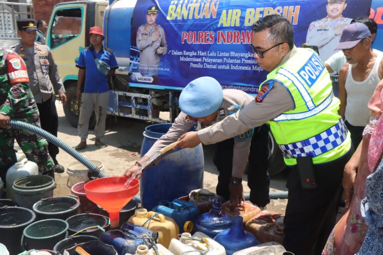 Polres Indramayu Bagikan Air Bersih Dalam Rangka Peringatan Hari Lalu Lintas Bhayangkara Ke-68 Tahun 2023