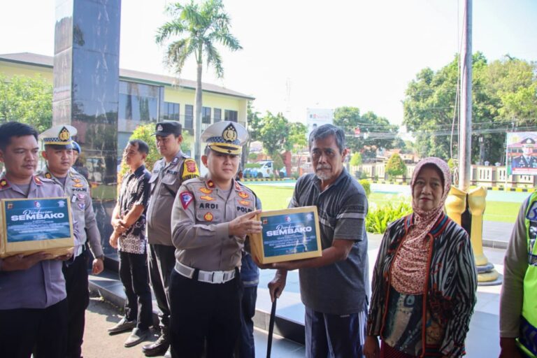 Satlantas Polresta Cirebon Salurkan Bantuan Air Bersih dan Sembako di Desa Sampiran