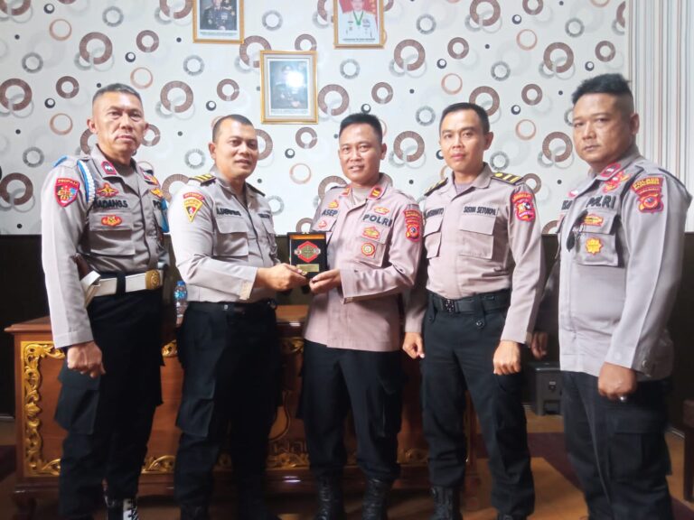 Penyerahan Cindera Mata dari Serdik SIP Polri ke 52 kepada Polsek Jatiwangi