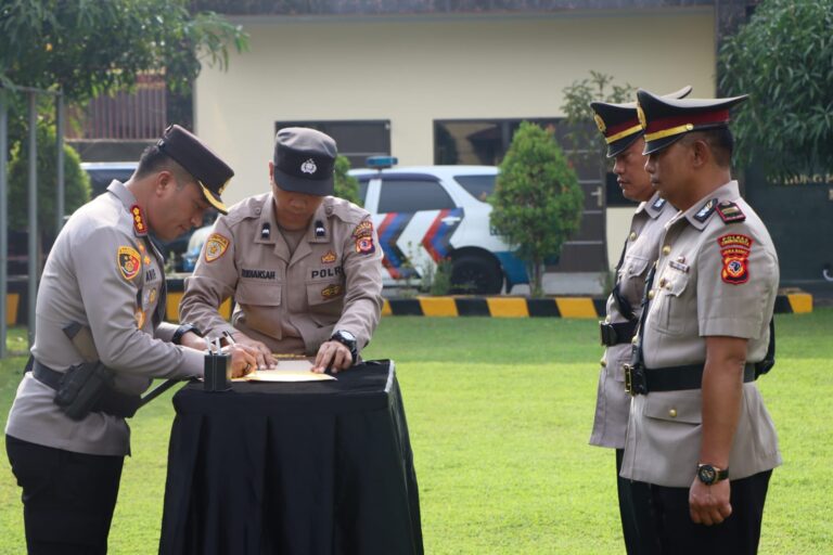 Kapolresta Cirebon Pimpin Sertijab Kabag SDM dan Para Kapolsek Jajaran