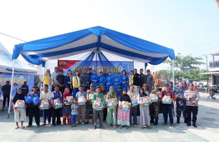 Bakti Sosial Dalam Rangka HUT TNI AL Ke-78, Danpuspomal didampingi Laksamana Muda TNI berikan Bantuan