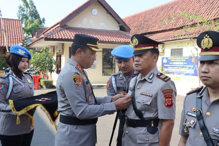 Kapolres Cirebon Kota Pimpin Pelantikan Kapolsek Kedawung dan Sertijab Kasat Lantas serta Kapolsek Lemahwungkuk