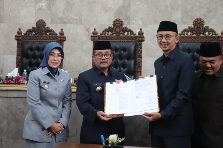 Anggaran Perubahan Tahun 2023 Disahkan, Bupati Imron: Hasil Kerjasama yang Optimal antara Legislatif dan Eksekutif