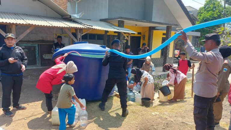 Sigap! Polri Bantu Warga Terdampak Kekeringan di Garut
