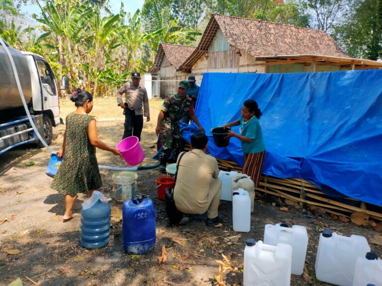 Polisi Kembali Salurkan Bantuan Air Bersih Untuk 400 KK di Ngawi