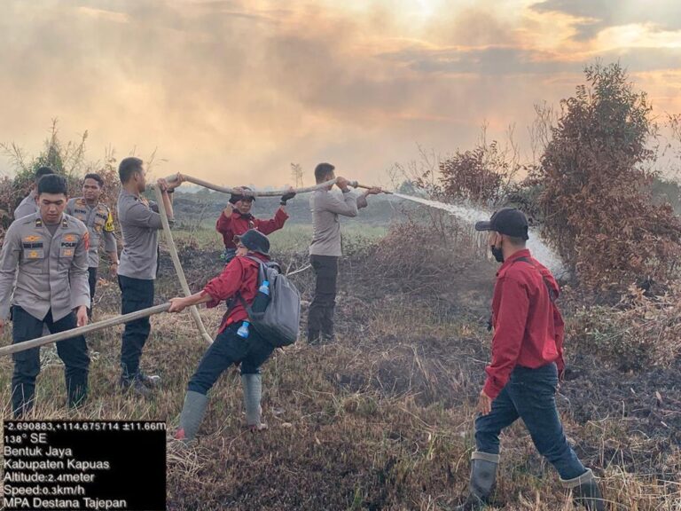 Tim Poslap Kapuas Murung beserta Perwira Remaja Polda Kalteng Padamkan Api di Titik Hotspot Karhutla