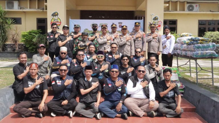 Peduli Keselamatan Warga, Satlantas Polres Kotim Bantu Tukang Asongan Menyeberang jalan