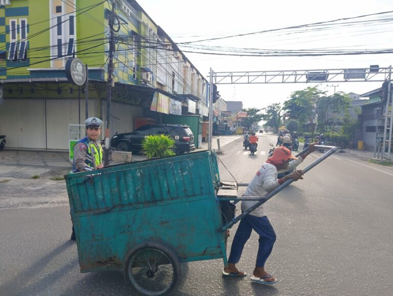 Peduli Keselamatan Warga, Satlantas Polres Kotim Bantu Tukang Asongan Dorong Gerobak