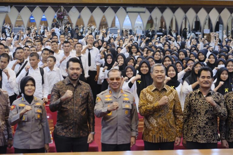 Kapolda Sumbar berikan Pembekalan kepada Mahasiswa Baru di Universitas Baiturahmah