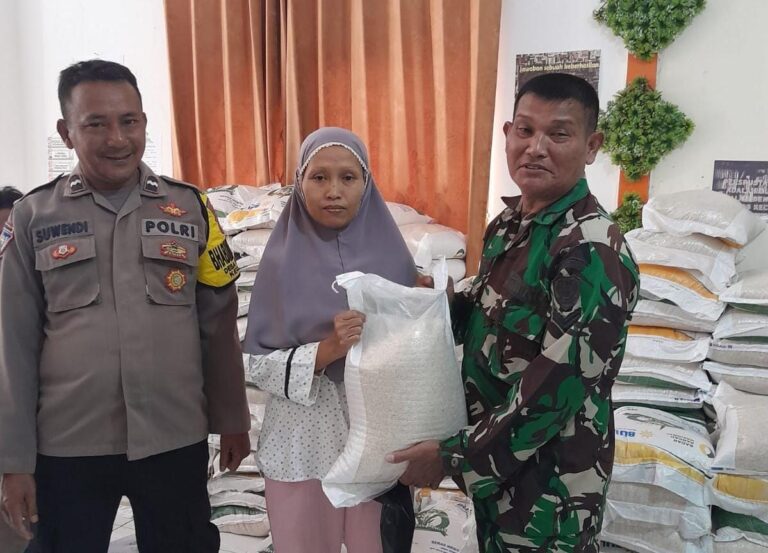 Polsek Weru Polresta Cirebon Amankan Penyaluran Beras dari BPN untuk Keluarga Penerima Manfaat