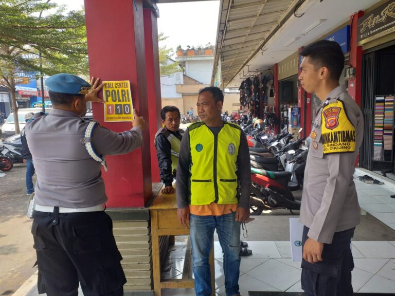 Ps. Pamit Provos dan Bhabinkamtibmas Polsek Cikijing Melaksanakan Pemasangan Pamflet Call Center Polri 110