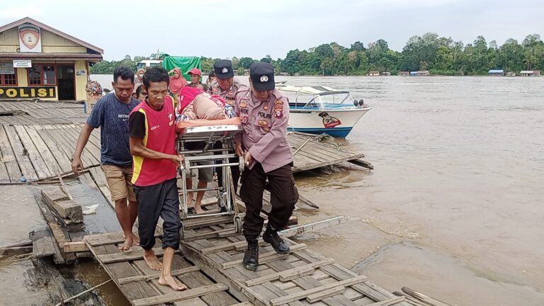 Sigap, Layanan Anjeli Polsek Dusel Dan Karau Kuala Bantu Antar Masyarakat Yang Hendak Melahirkan