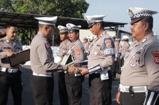 Kasat Lantas Polres Majalengka Berikan Reward kepada Anggota Berprestasi dalam Peringatan Hari Lalu Lintas Bhayangkara ke-68 Tahun 2023