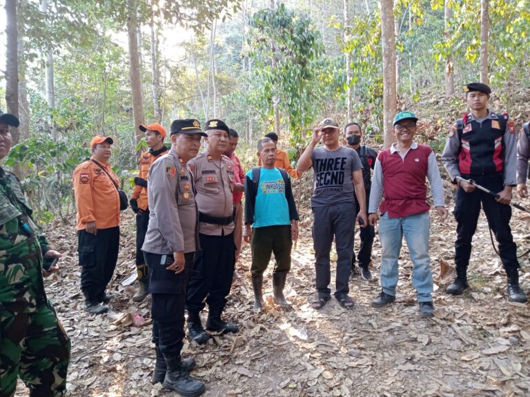 Polsek Dukupuntang Sigap Bantu Padamkan Karhutla di Desa Ujungberung Majalengka
