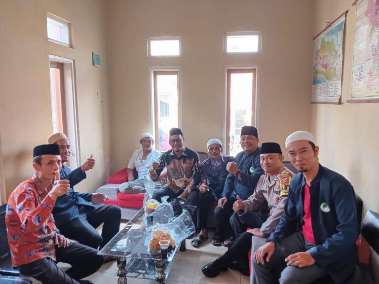 Jalin Kedekatan, Bhabinkamtibmas Polsek Cikijing Sambangi Kantor Desa Cipulus