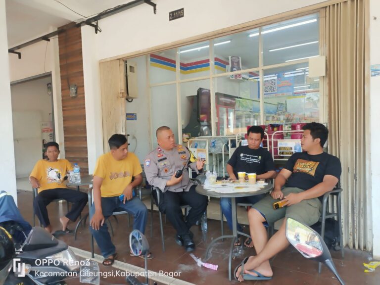 Bhabinkamtibmas Wilayah Hukum Polsek Cilengsi Sambangi Masyarakat Yang Sedang Nongkrong dan  Mengajak Warga Bersinergi Dalam Menjaga Kamtibmas