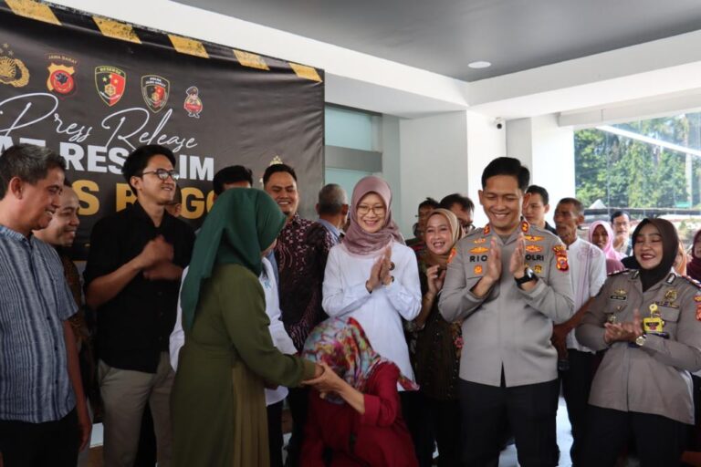 Penuh Haru, Penyerahan Bayi Tertukar Kepada Orang Tua Biologisnya di Gelar Polres Bogor