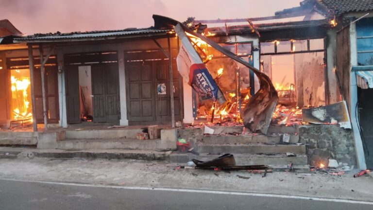 Proses Pemadaman Kebakaran Yang Melahap Pasar Slogohimo di pantau langsung oleh Kapolres Wonogiri