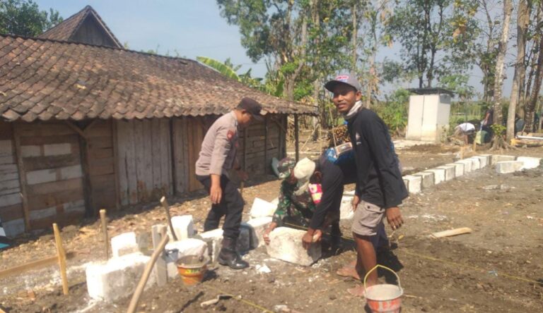 Polisi Ngawi Dampingi ICN Peduli Lakukan Bedah Rumah di Pitu