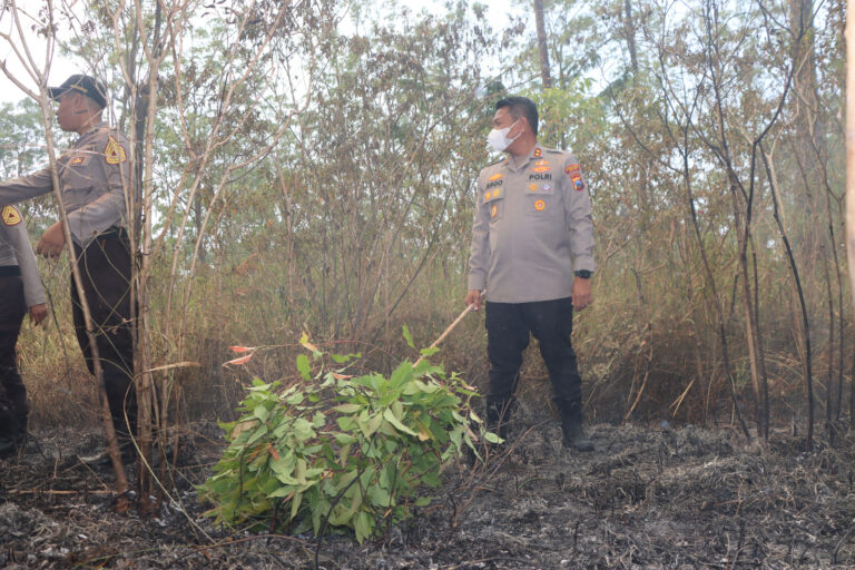 Kapolres Bersama Forkopimda Ngawi Turut Padamkan Kebakaran di Lereng Gunung Lawu