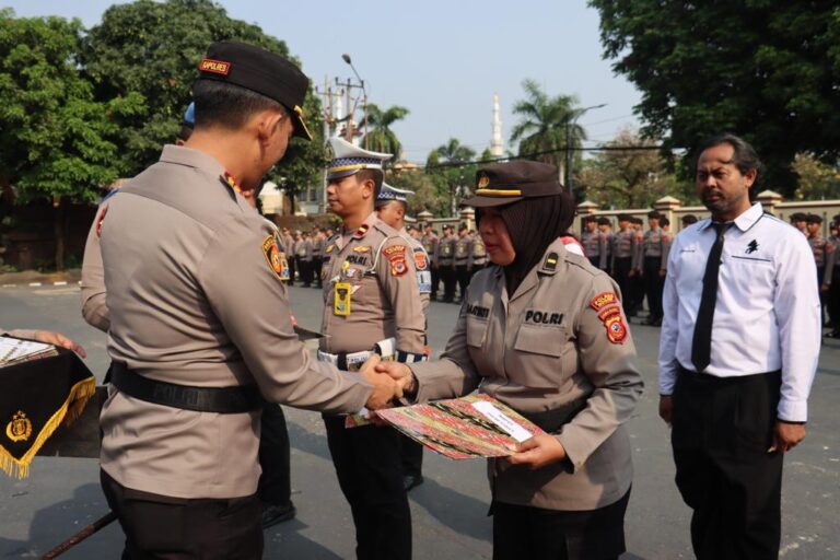 Kapolres Bogor Berikan Penghargaan Kepada Personil Polres Bogor Yang Berprestasi
