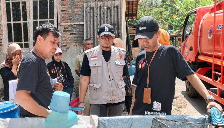 Panwascam Purworejo, Salurkan 5.000 Liter Bantuan Air Bersih ke Warga.