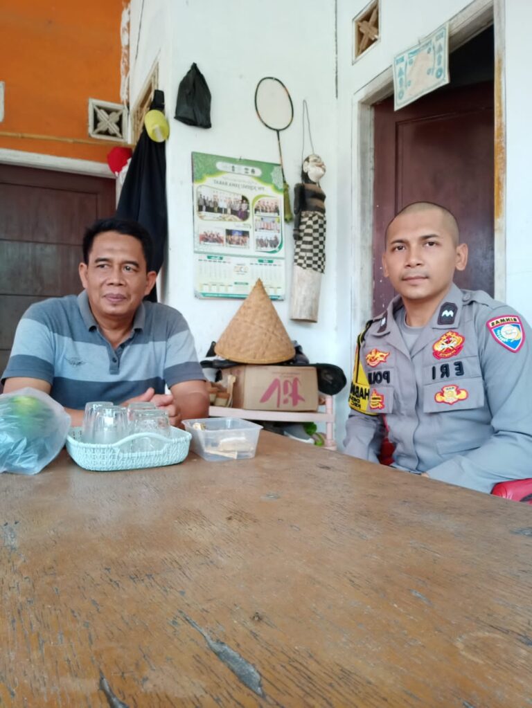 Bhabinkamtibmas Desa Jatisari Wilayah Hukum Polsek Cileungsi Melaksanakan Sambang ke Warga dan Menerima Informasi dari Warga Terkait Kamtibmas Dan Ajak Cegah TPPO.