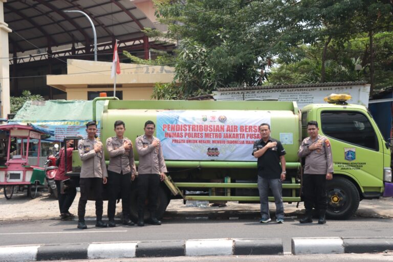 Polisi Peduli, Si Humas Polres Jakpus Distribusikan Air Ke Warga