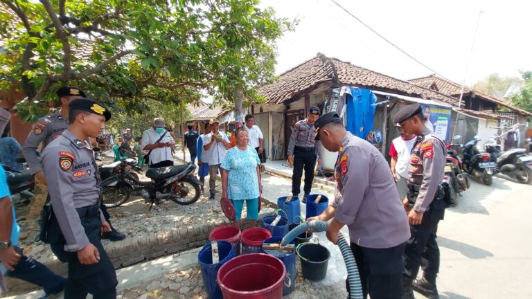 Polres Majalengka Berbagi Air Bersih di Desa Cipaku dalam Peringatan HUT Humas Polri ke-72