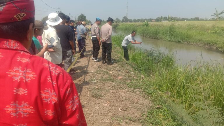 Sosok Mayat Di Temukan Di Pinggir Kali Di Duga Korban Pembunuhan.