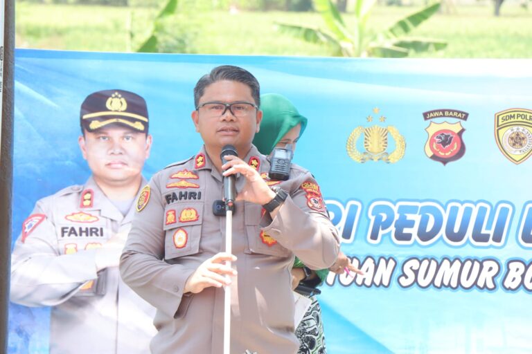 Kapolres Indramayu Resmikan Bantuan Sumur dan Instalasi Air Bersih dalam Peringatan HUT Humas Polri Ke-72