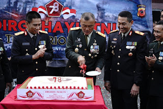 Kapolda Jabar Beri Surprise Kue Ulang Tahun kepada Pangdam III/Siliwangi di HUT TNI ke-78