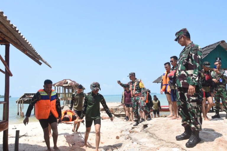 Simulasikan Penyelamatan Korban Pesawat Ditching (Mendarat Darurat Di Air), Lanud Raja Haji Fisabilillah Latihan Gabungan Bersama Basarnas Kota Tanjungpinang.