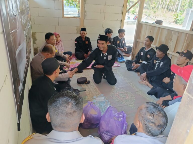 Bersama Ketua Pencak Silat, Polsek Karanganyar Gelar Silaturahmi dan Piama Pendek