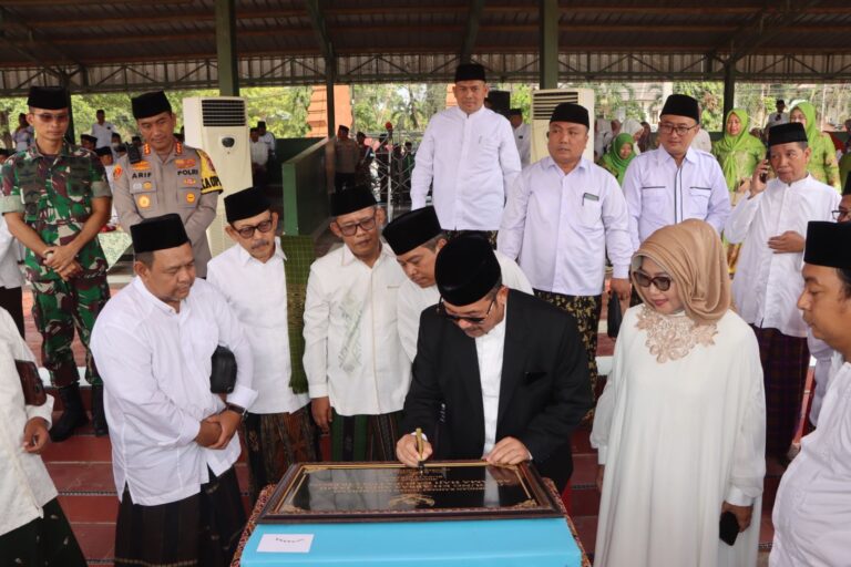Kapolresta Cirebon Hadiri Upacara Hari Santri Nasional 2023