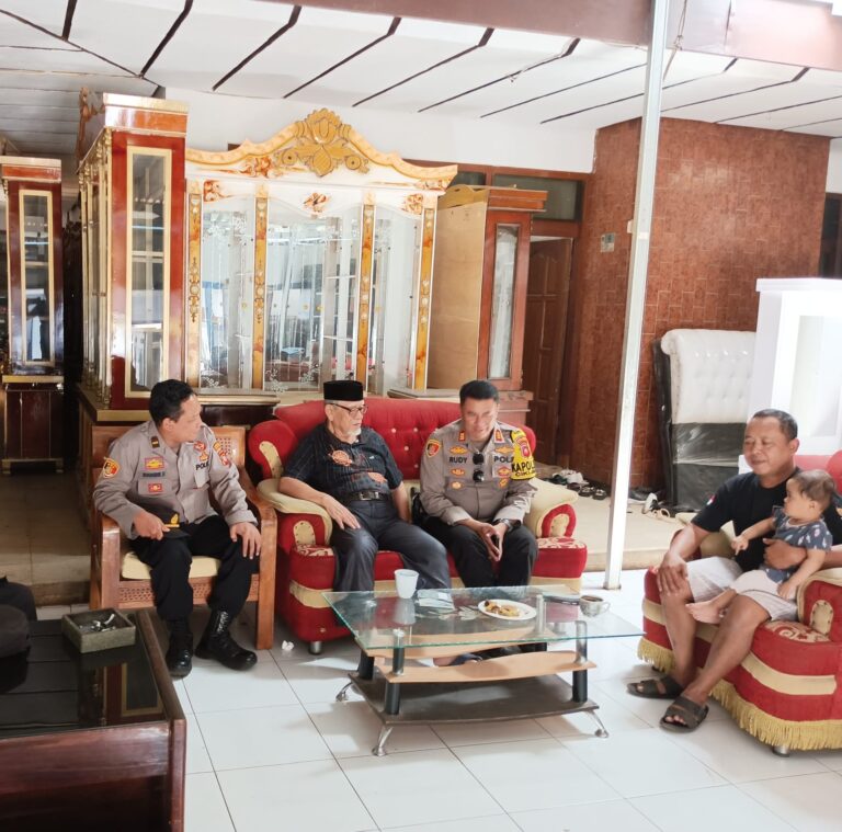 Melalui Door to Door System, Kapolsek Cikijing Sambangi Tokoh Masyarakat