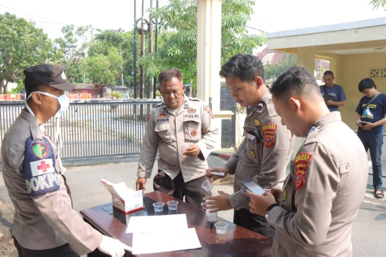 Polres Indramayu Laksanakan Tes Urine Bagi Anggota Polisi Jelang Pemilu 2024