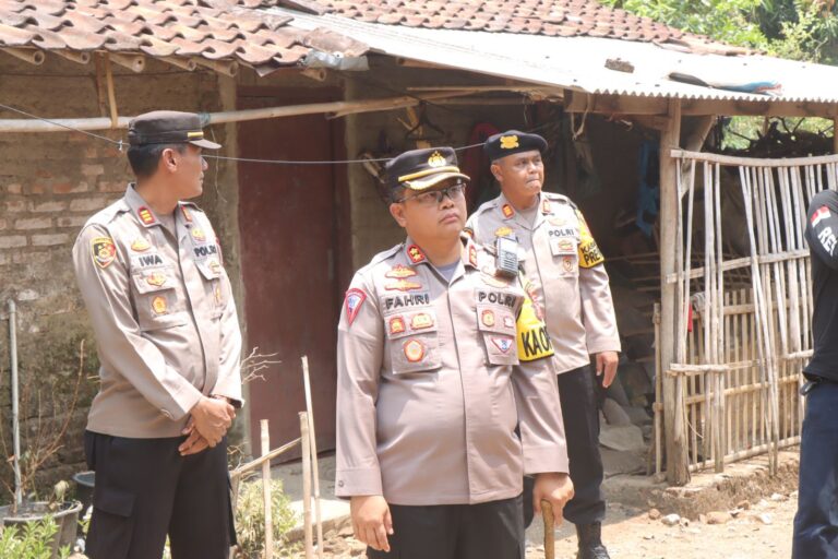 Polisi Gelar Rekonstruksi Pembunuhan Kakak Kandung oleh Saudara Sendiri di Tukdana, Indramayu