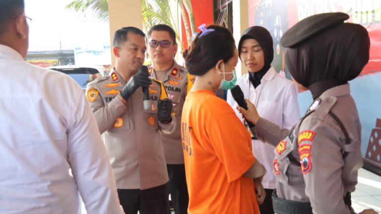 Teganya Seorang Ibu Angkat Siksa Bayi Usia 19 Bulan