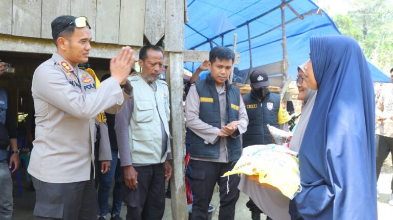 Jelang Pilkada 2024, Kapolres Soppeng Kunjungi TPS Sulit Terjangkau dan Bagikan Sembako
