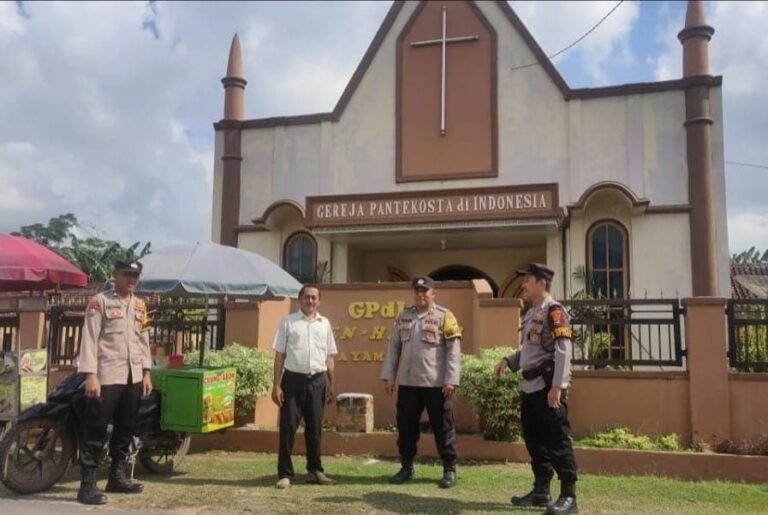 Patroli Gereja, Polisi Berikan Rasa Aman Umat Kristiani Saat Beribadah