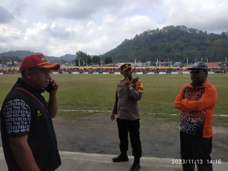 Personil Gabungan Polres Ngada, Amankan Semi Final Turnamen Sepak Bola Soeratin Cup U-17 Kabupaten Ngada