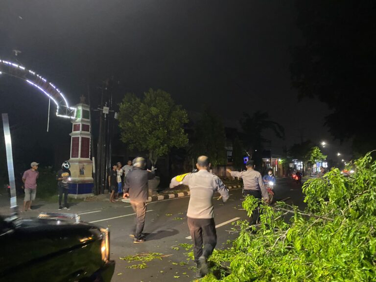Bersama SAR dan Warga, Polres Sukoharjo Evakuasi Pohon Tumbang Yang Menutup Ruas Jalan