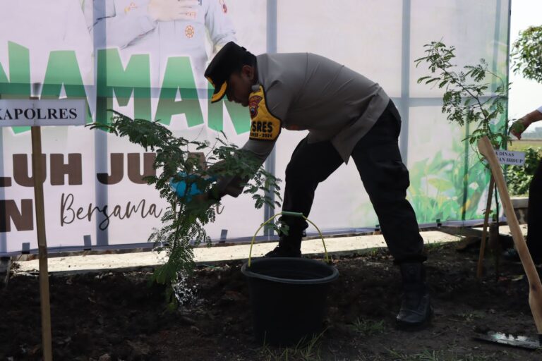 Peduli Lingkungan, Kapolres Kendal Pimpin Penanaman Sepuluh Juta Pohon Bersama Polri di Sepanjang Jalan Kelurahan Jetis