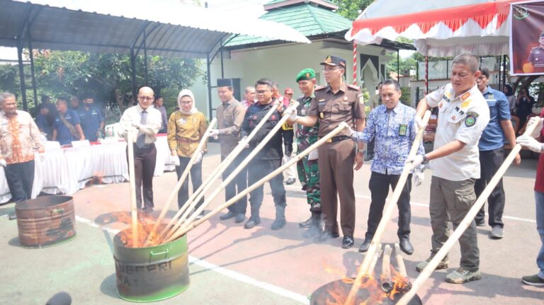Kapolres Indramayu Hadiri Pemusnahan Barang Bukti, Masyarakat Diminta Waspada Uang Palsu Jelang Pemilu 2024