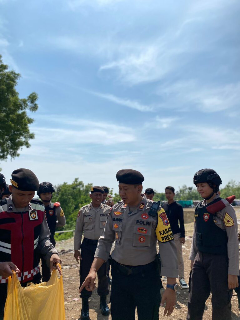 Kasat Samapta polres Ngawi Berbagi Jumat Berkah di Pedesaan