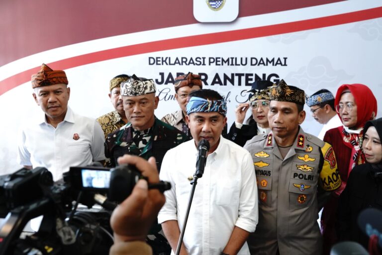 Kapolda Jabar Hadiri Kegiatan Deklarasi Komitmen Bersama Wujudkan Jawa Barat Aman Netral Dan Tenang Pada Pemilu 2024