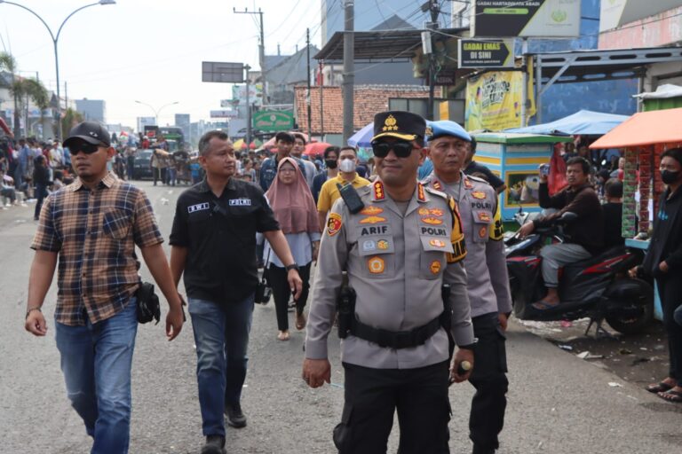Ratusan Polresta Cirebon Amankan Arak-arakan Memayu Buyut Trusmi